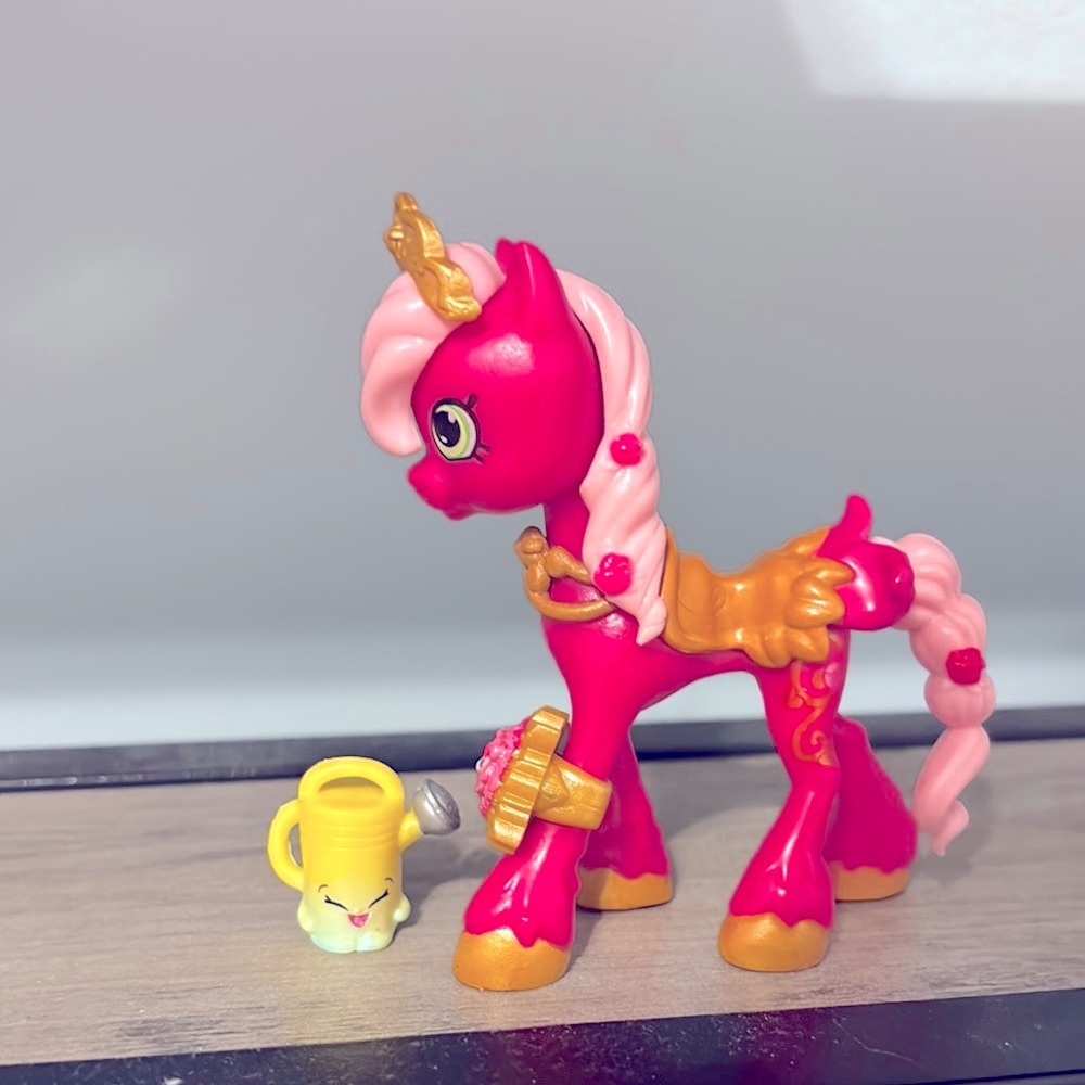 (4/20$) Shopkins Royal Prancer and Yellow Walter Watering Can